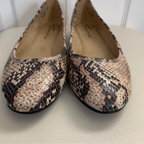 Life Stride Velocity 2.0 Vivian’s Snakeskin Flats, Size 9, NWoT - Picture 3 of 8